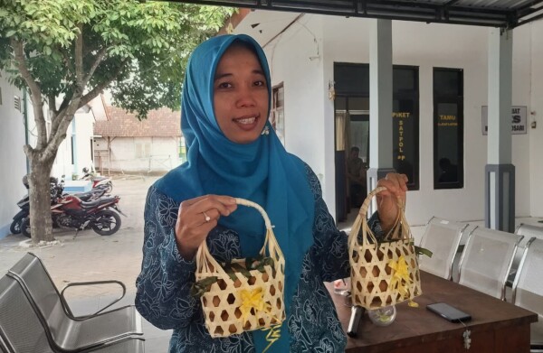 Keranjang dari anyaman bambu kreasi ibu-ibu desa Gapluk Purwosari