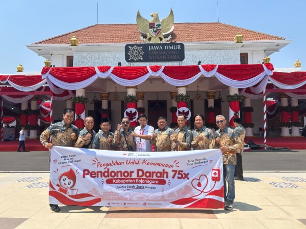 Gubernur Jatim Beri Penghargaan 16 Pendonor Darah Sukarela Asal Bojonegoro