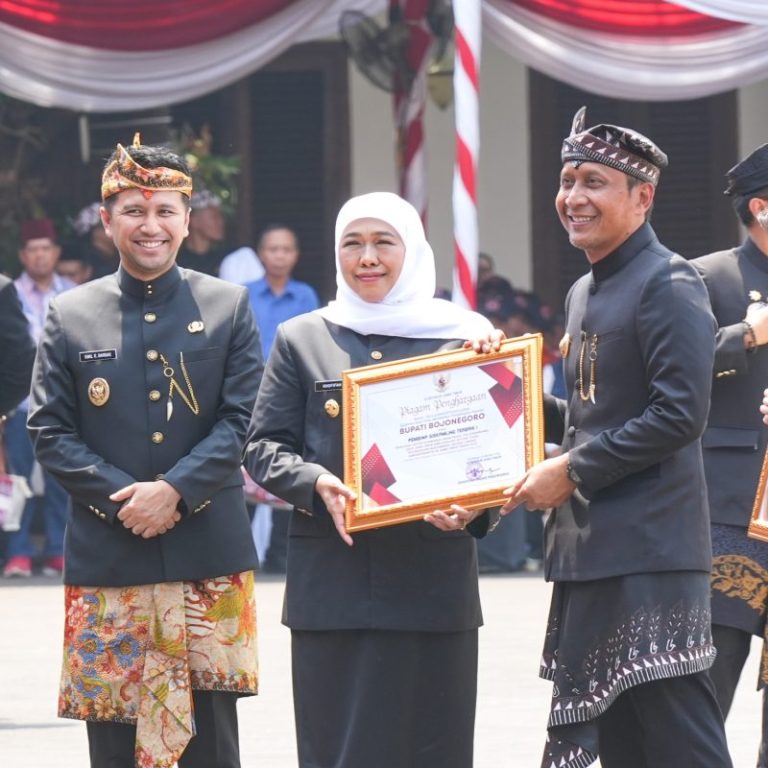 Hari Jadi ke-81 Provinsi Jawa Timur, Bojonegoro Raih Penghargaan Pembina Siskamling Terbaik I 4 Hari Jadi ke-81 Provinsi Jawa Timur, Bojonegoro Raih Penghargaan Pembina Siskamling Terbaik I