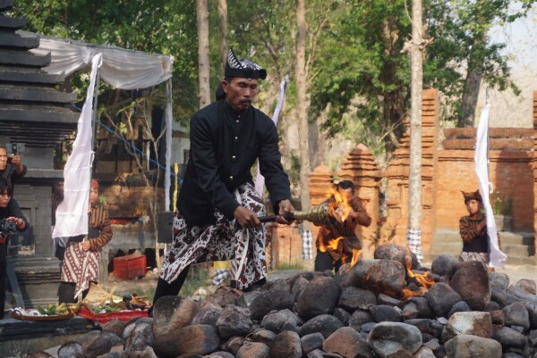Prosesi Pengambilan Api dan Kirab Api AbaMeriahkan Hari Jadi Bojonegoro 7 Prosesi Pengambilan Api dan Kirab Api AbaMeriahkan Hari Jadi Bojonegoro