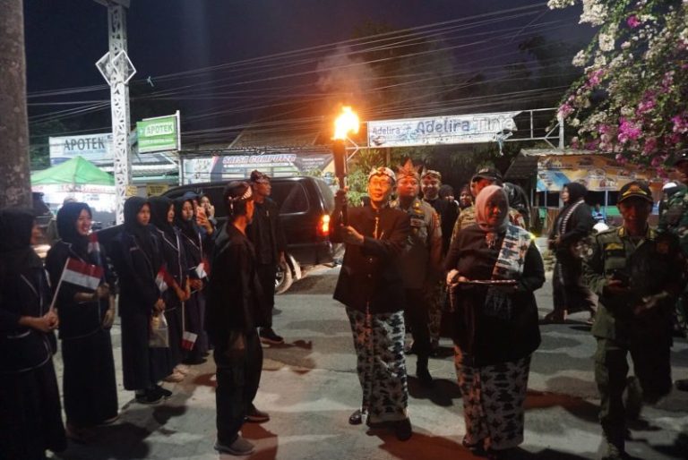 Warga Trucuk Antusias Sambut Kirab Api Abadi HJB Ke-349 6 Warga Trucuk Antusias Sambut Kirab Api Abadi HJB Ke-349