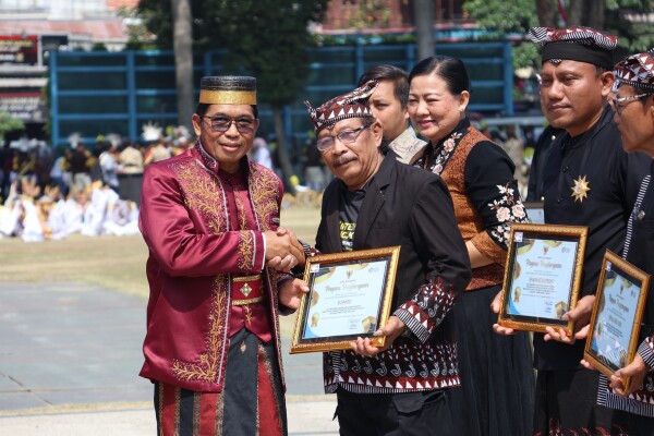 HJB Ke-349, Dua Tokoh Budaya Terima Penghargaan dari Pemkab Bojonegoro 4 HJB Ke-349, Dua Tokoh Budaya Terima Penghargaan dari Pemkab Bojonegoro
