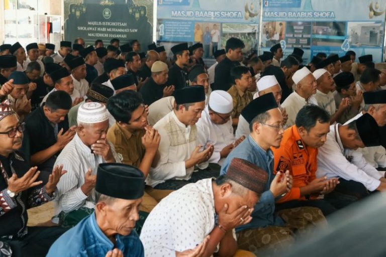 Sholat Istisqa, Upaya Pemkab dan Warga Tempuh Jalur Langit Memohon Turun Hujan Atasi Kekeringan Panjang
